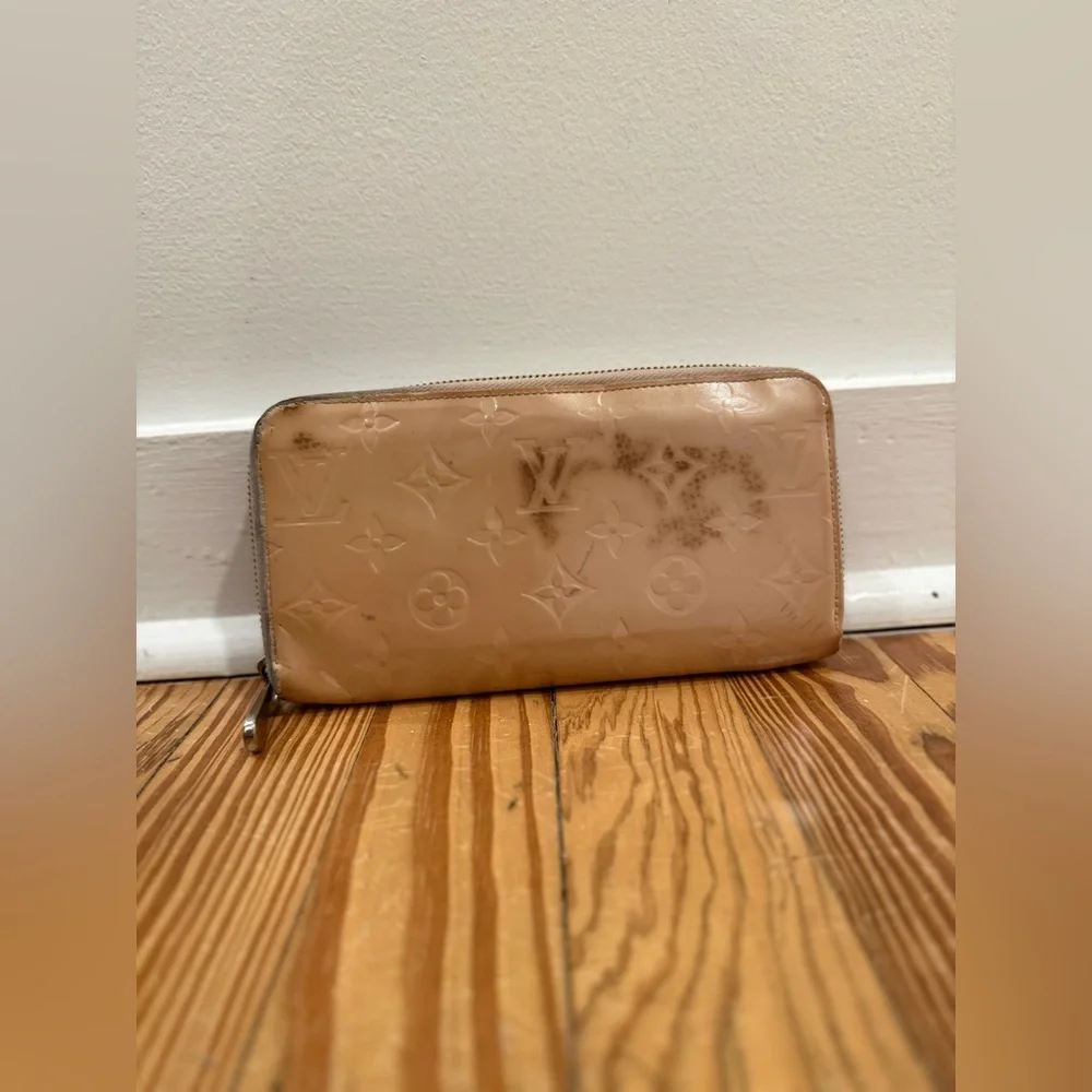 Louis Vuitton Vernis Patent Zip Wallet in Nude Beige